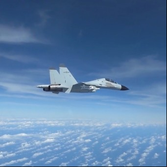 EE.UU. dice que un caza chino se acercó peligrosamente a un avión estadounidense