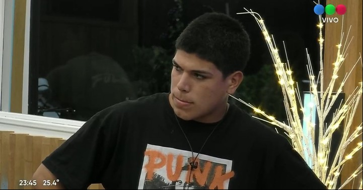 Thiago escuchando a Gran Hermano cuando le informó que su salvación a Daniela había quedado anulada. Captura TV.
