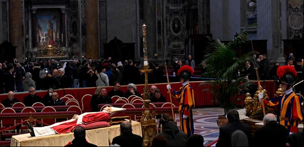 El adiós a Benedicto XVI: miles de fieles despiden al papa emérito en la basílica de San Pedro