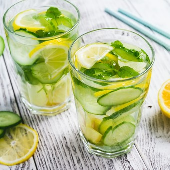 Agua saborizada de pepino, limón y lavanda