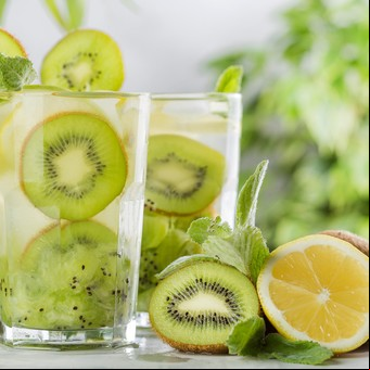 Agua saborizada de kiwi y limón