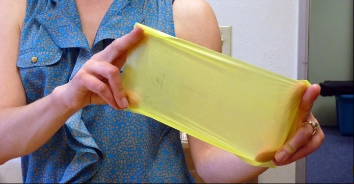 El campo de látex es una superficie de látex fina, que se realiza con un preservativo.