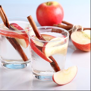 Agua saborizada de manzana y canela