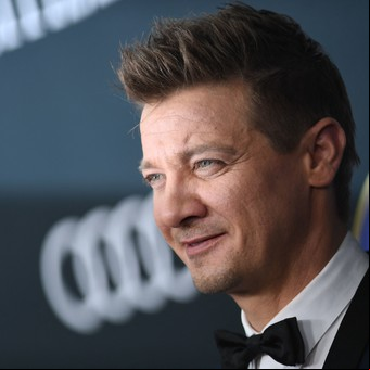 Cómo fue el operativo de rescate de Jeremy Renner y la acción clave de un vecino que salvó al actor de la muerte