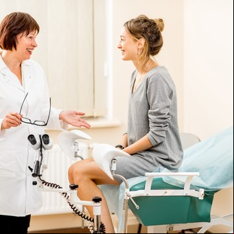 Los motivos por los que los jóvenes van más al médico y las especialidades que tienen más demanda