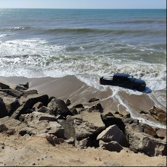 Ahorcó a su mujer, la tiró en un pozo ciego y lanzó su Volkswagen Amarok en los acantilados
