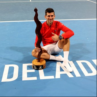 Djokovic echó a su hermano del banco, fue campeón en Adelaida y alcanzó a Nadal en títulos ATP