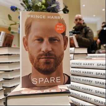 Los lectores ya tienen en sus manos el explosivo libro del príncipe Harry