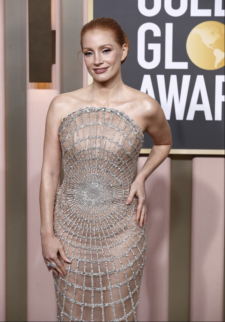 Jessica Chastain se quitó la mascarilla de glitter solo para las fotos en la ceremonia de los Globo de Oro. EFE