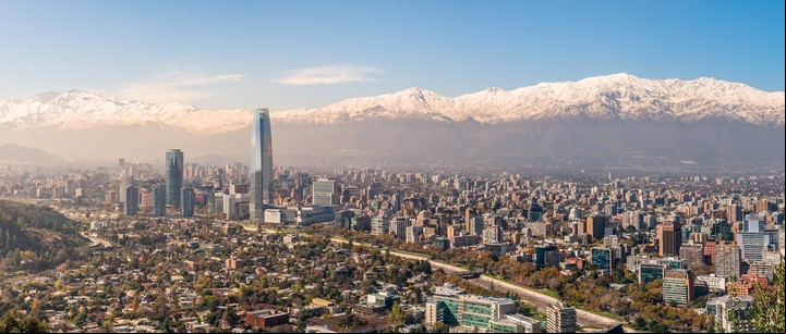 Vista panorámica de Santiago desde el Cerro San Cristóbal. Foto Shutterstock