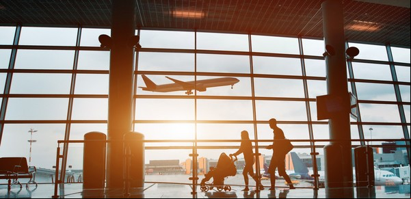 Anuncian cambios en la autorización para viajar al exterior con menores de edad