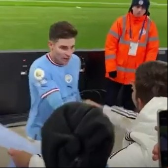 Video: a un mes de la Copa del Mundo, Julián Alvarez le regaló el short a un hincha argentino y se fue al vestuario en calzoncillos