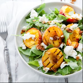 Ensalada de duraznos, rúcula y queso feta