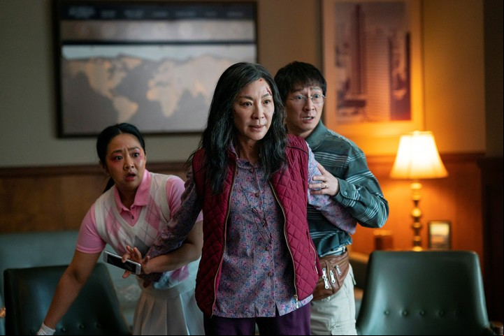 Una escena de "Everything Everywhere All At Once" ("Todo en todas partes al mismo tiempo"), firma candidata al Oscar. Foto Allyson Riggs/A24 Films/AP