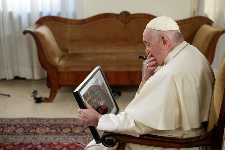 El Papa Francisco observa una imagen tomada por un fotógrafo de AP en Mariúpol sobre la invasión rusa a Ucrania. Foto: AP