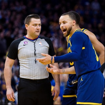 Stephen Curry sacado: se irritó por un mal tiro de un compañero y tiró su protector bucal contra el público
