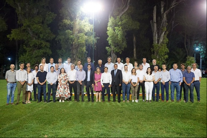 Kicillof, Massa, Máximo y Wado de Pedro junto a funcionarios nacionales, intendentes y dirigentes del PJ bonaerense en el encuentro en Merlo.