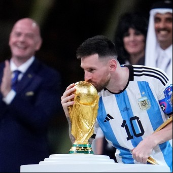 El beso en la historia: del de Cristóbal Colón al pisar tierra hasta el de Messi a la Copa del Mundo
