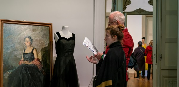 Quién es Quién, la muestra en el Museo Histórico del Traje que elabora un diccionario de la moda argentina