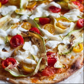 Pizza con vegetales a la parrilla