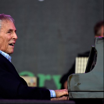 Murió Burt Bacharach, el legendario músico y compositor de canciones que hicieron historia