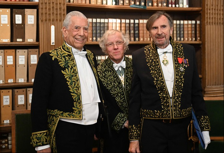Mario Vargas Llosa, junto a los escritores Pascal Ory y Daniel Rondeau, en la ceremonia de incorporación del novelista peruano a la Academia sa, en París, el 9 de febrero, 2023. Foto: Emmanuel DUNAND / AFP.