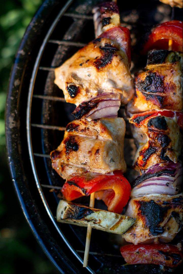 Barbacoas y chulengos permiten cocinar con tapa cerrada. Foto: Unsplash.
