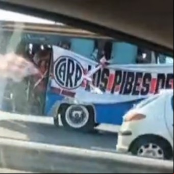Murió un hincha de River que iba colgado y se cayó de un micro que circulaba rumbo al Monumental
