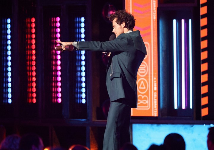 "Estoy muy, muy agradecido por esto y soy muy consciente de mi privilegio esta noche", dijo Styles.