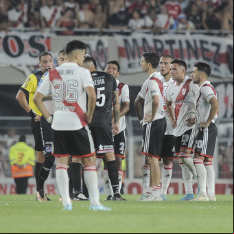 El VAR, otra vez en el ojo de la tormenta: prometió un fútbol más justo y no para de disparar polémicas