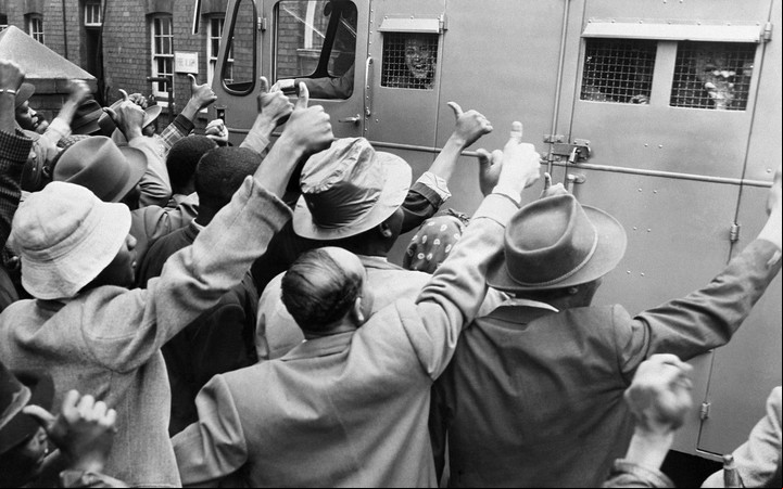 Partidarios del ANC apoyan a los militantes antiapartheid -Mandela entre ellos- camino al juzgado, el 28 de diciembre de 1956. Foto AFP PHOTO / STRINGER