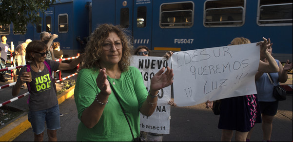 Una amplia zona de Villa del Parque y Devoto está sin luz hace días y los vecinos están hartos: "Es sistemático"