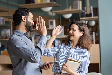 Una reconocida fintech capacita a jóvenes profesionales y les ofrece trabajo: qué perfiles busca