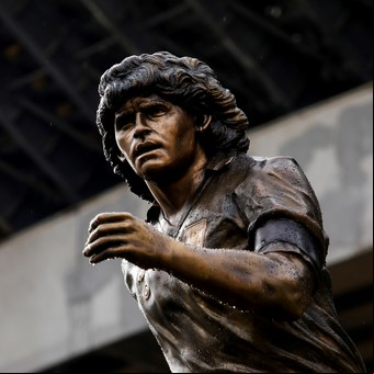 Polémica con la estatua de Maradona en Nápoli: la sacaron del estadio y se la devolvieron al artista que la creó