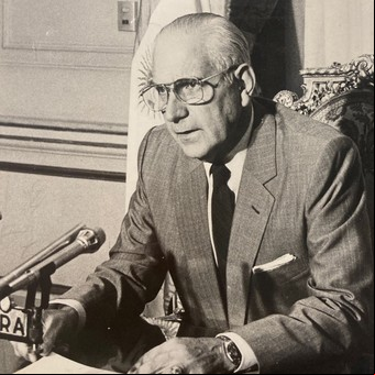 A 40 años del llamado a elecciones: un gobierno terminado, un General en TV y el pueblo movilizado "por la vida"