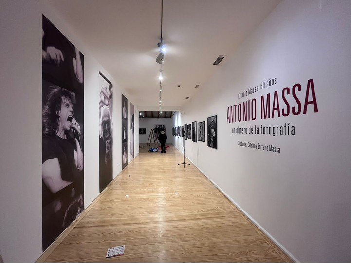 Este lunes los equipos de montaje de la muestra Un Obrero de la Fotografía de Antonio Massa trabajaban de cara a la inauguración este miércoles 1 de marzo. Foto Clarín.