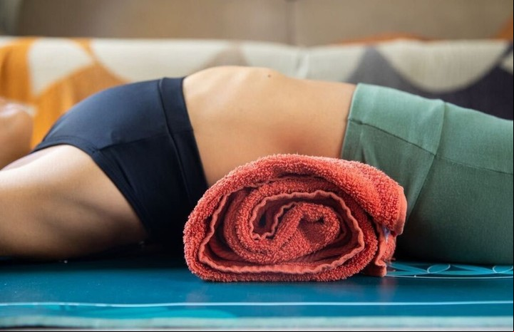 El objetivo del método Fukutsudzi es estirar plenamente todo el cuerpo, utilizando una toalla a la altura de los lumbares.