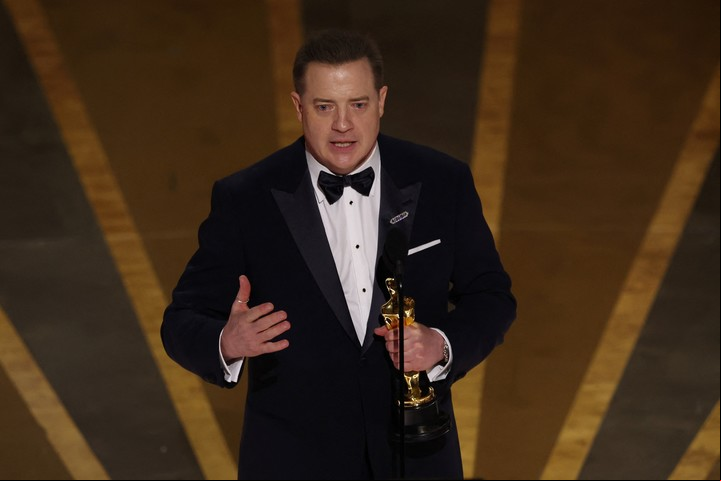 Brendan Fraser en pleno agradecimiento.