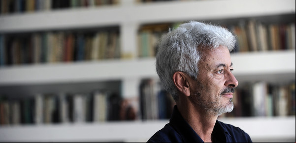 Carlos Gamerro: "Las teorías conspirativas o negacionistas tienen que ver con nuestra incapacidad de aceptar lo que no tiene explicación"