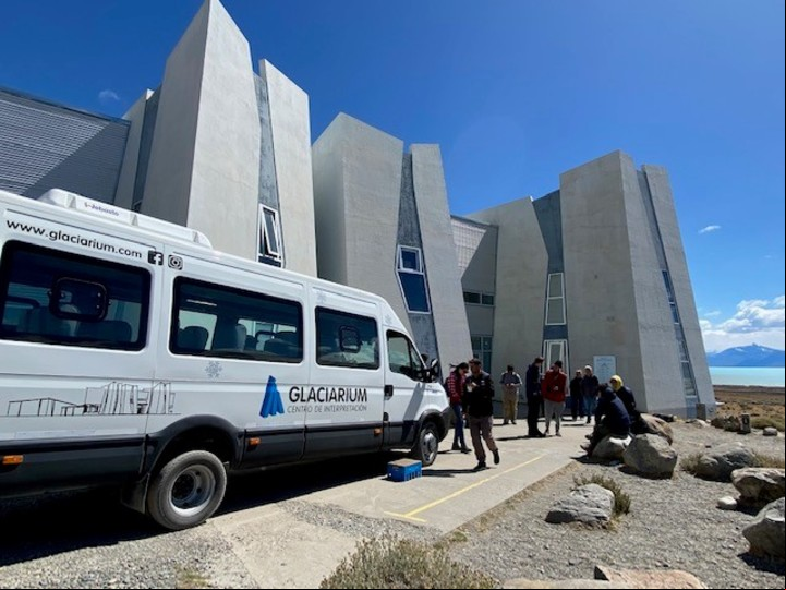 La entrada y el servicio de combis gratis de Glaciarium. Foto DP