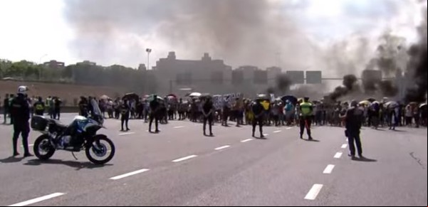 Corte total en la autopista Riccheri para reclamar mayor seguridad tras el crimen de un hombre en Villa Celina