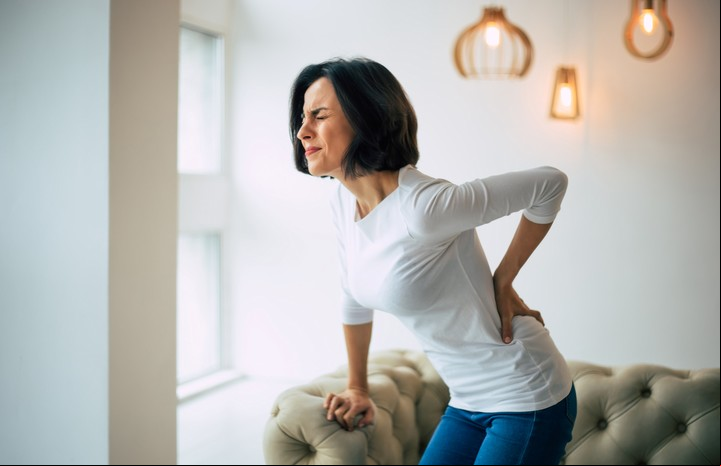 El sedentarismo conspira contra la salud postural y genera dolor de espalda. Foto Shutterstock.