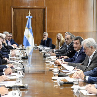 En medio de la tensión en los mercados, el Gobierno subió la tasa y logró financiamiento adicional en pesos