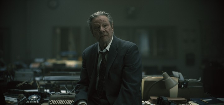 Chris Cooper ("Belleza americana", Oscar por "El ladrón de orquídeas") es el jefe de Loretta en la redacción del diario.