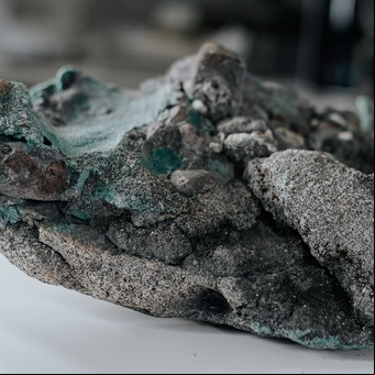 Hallan rocas de plástico brotando en uno de los lugares más remotos del mundo, a cuatro días en barco de Brasil