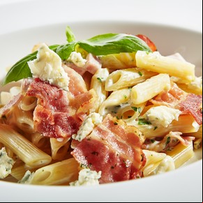 Penne con queso azul y panceta