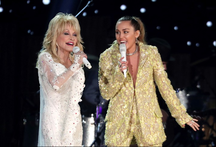 Dolly Parton con Miley Cyrus en los premios Grammy de 2019. Foto: AP