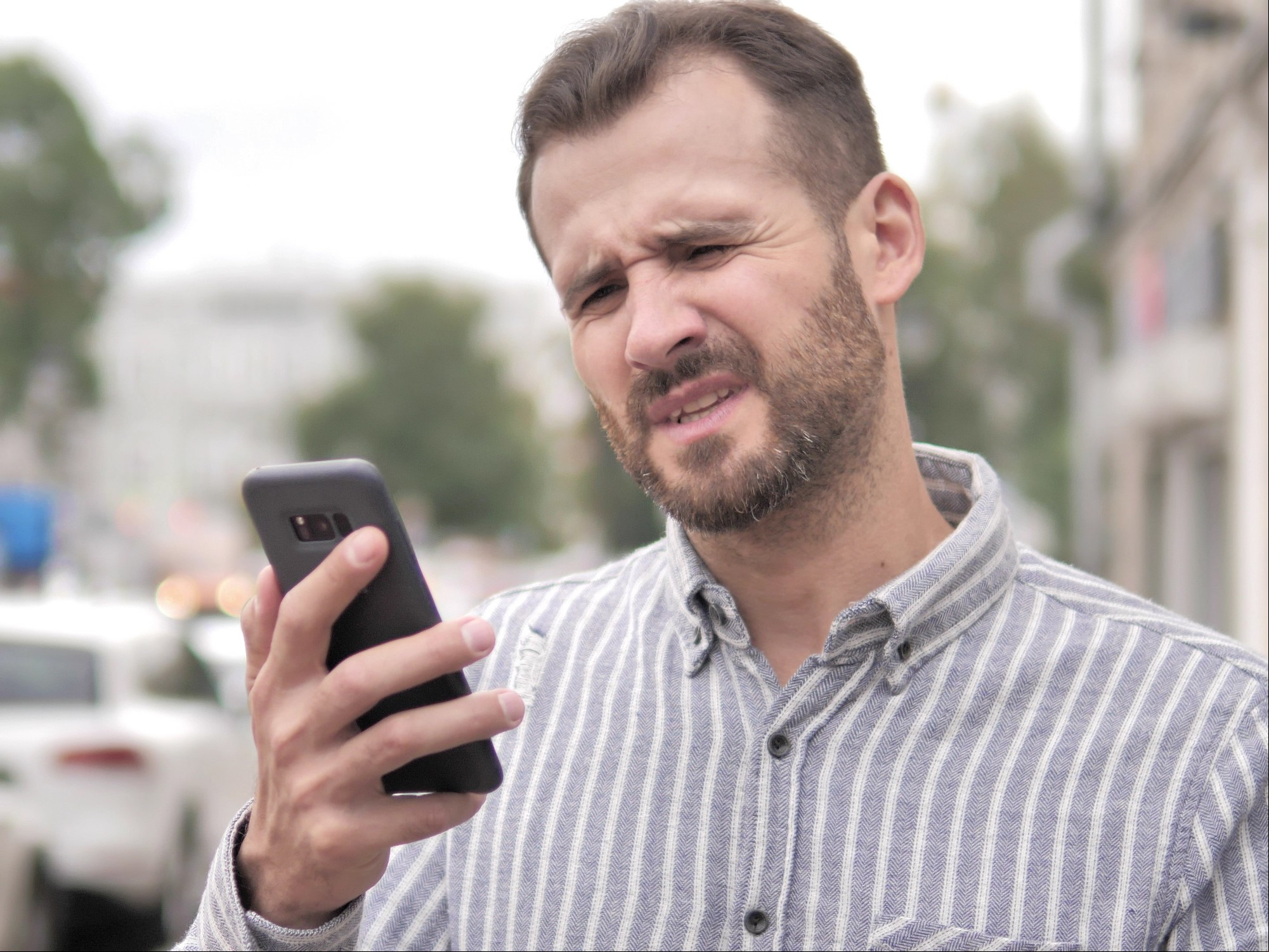 Desaparecer sin aviso o hacer un seguimiento constante confunden al otro son comportamientos que pueden afectar su salud mental. Foto: Shutterstock.