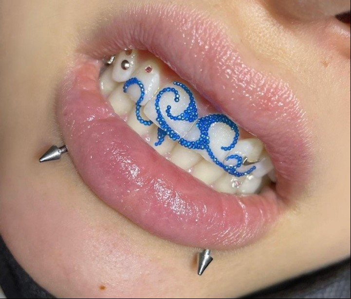 Algunos se animan a osados diseños. Como este, de la mano de Bling Baires, que combina distintos tipos de pedrería y colores. Foto Instagram @blingbaires.