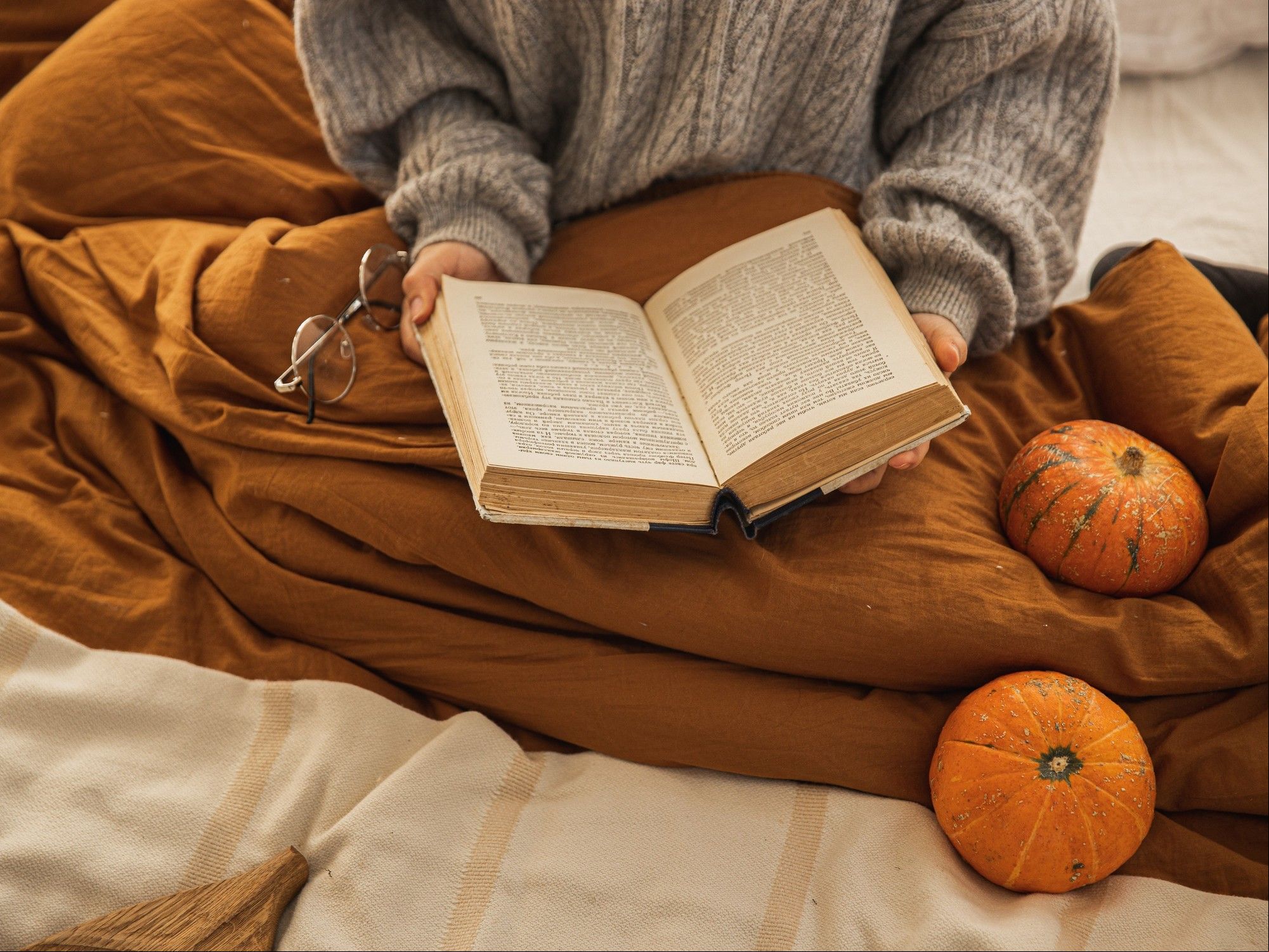 Libros sobre espiritualidad y textos sagrados, fuente de sabiduría y orientación. Foto: Pexels.